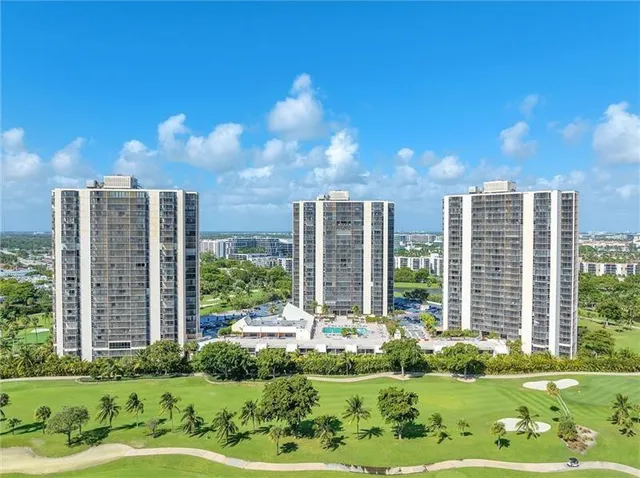 2-bedroom home at 20301 W Country Club Drive #1222, Aventura