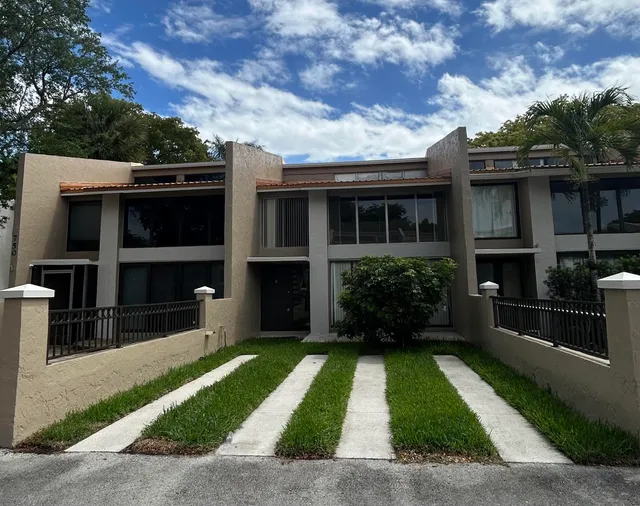 3-bedroom home at 750 E Coco Plum Circle #2, Plantation