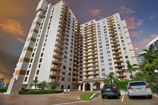 1-bedroom home at 1865 S Ocean Drive #6c, Hallandale Beach
