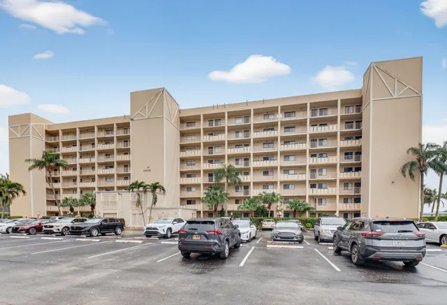 2-bedroom home at 6866 Huntington Lane #607, Delray Beach