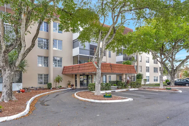 2-bedroom rental at 4156 Inverrary Drive #111, Lauderhill
