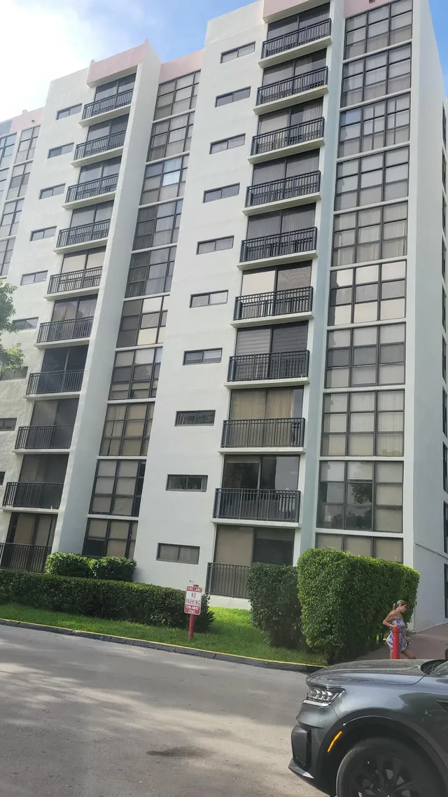 1-bedroom rental at 17021 N Bay Road #608, Sunny Isles Beach