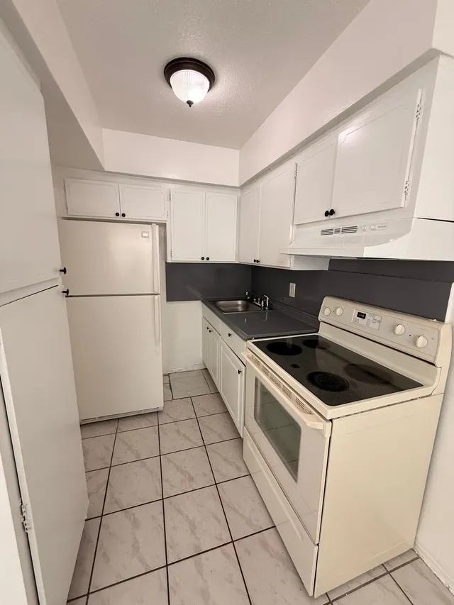 1-bedroom rental at 2501 Pierce Street #6, Hollywood