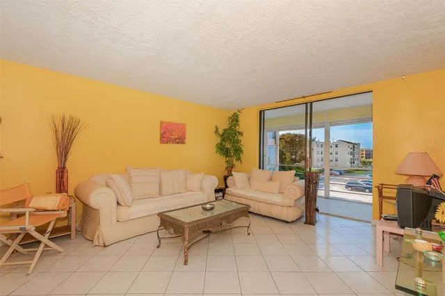 1-bedroom home at 2861 Somerset Drive #317, Lauderdale Lakes