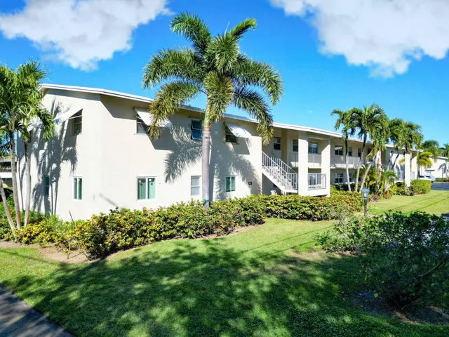 2-bedroom home at 301 Circle Drive S #103, Boynton Beach