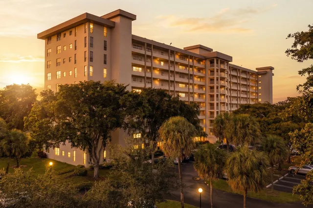 2-bedroom home at 575 Oaks Lane #1002, Pompano Beach