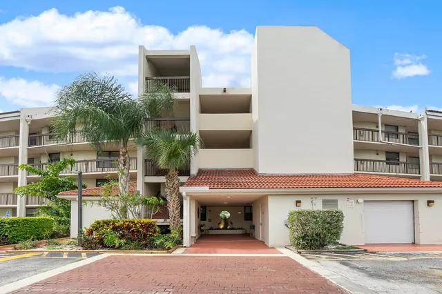 2-bedroom home at 116 Lake Emerald Drive #403, Oakland Park