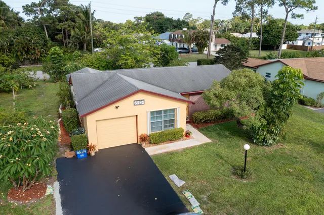 2-bedroom home at 6121 Rainbow Circle, Greenacres