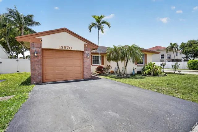 3-bedroom home at 13970 Oaklawn Place, Davie