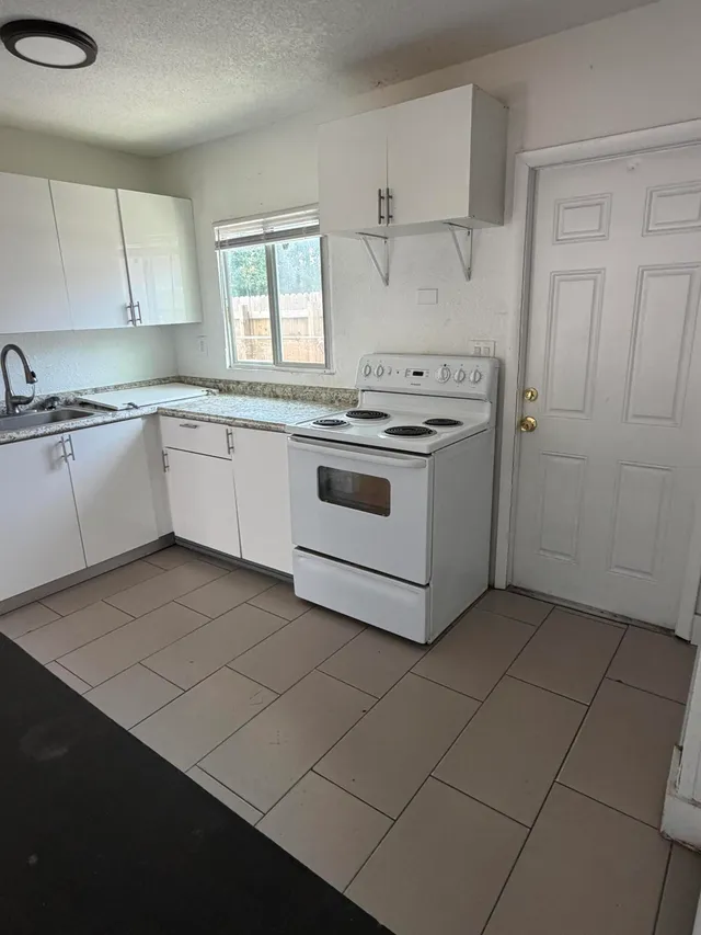 2-bedroom rental at 116 NW 28th Avenue #1-2, Fort Lauderdale