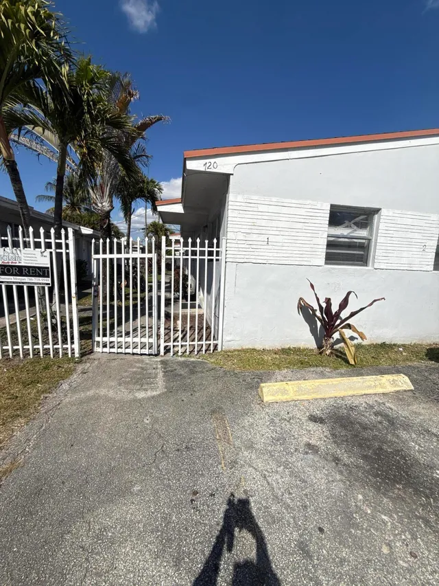2-bedroom rental at 720 SW 7th Street #4, Dania Beach