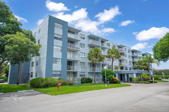 1-bedroom home at 500 Executive Center Drive #3k, West Palm Beach