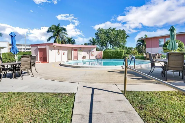 2-bedroom home at 11 Golfs Edge E #E, West Palm Beach