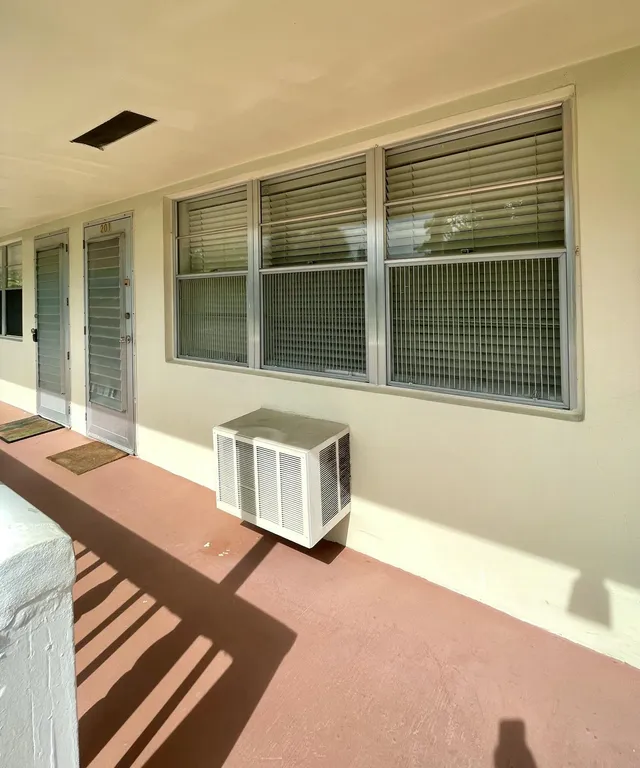 1-bedroom rental at 201 Canterbury I, West Palm Beach