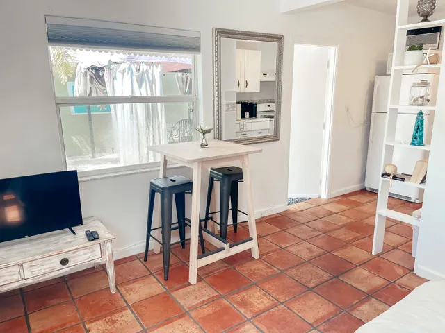 1-bedroom rental at 516 3rd Avenue S, Lake Worth Beach