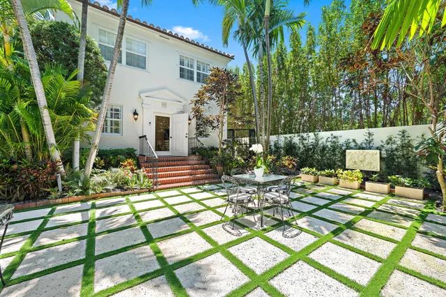 2-bedroom rental at 151 S County Road #1st Fl, Palm Beach