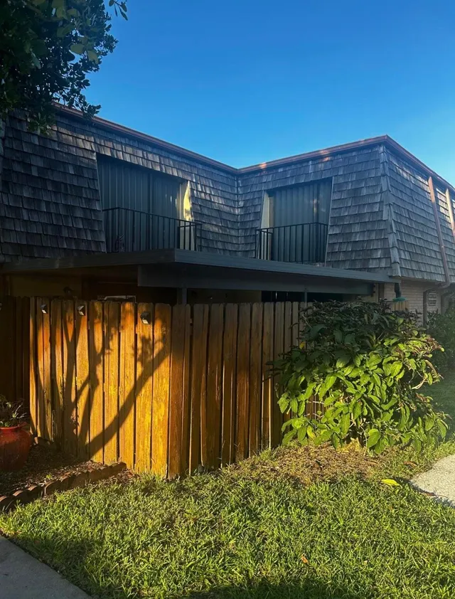 2-bedroom home at 341 Lake Arbor Drive, Palm Springs