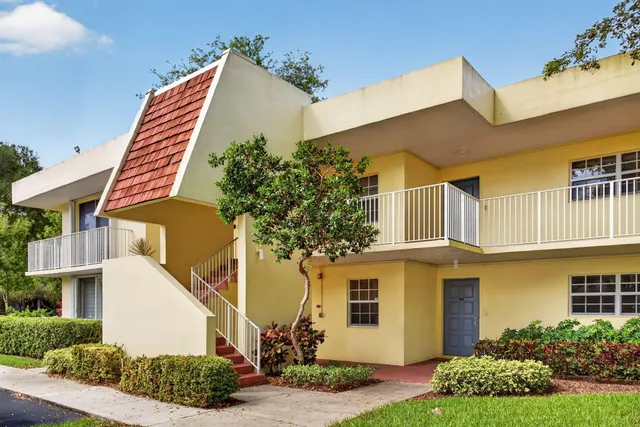 2-bedroom home at 500 Oaks Lane #111, Pompano Beach