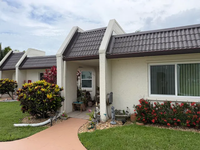 2-bedroom home at 212 Lake Susan Lane, West Palm Beach