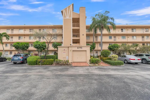 2-bedroom home at 6795 Huntington Lane #306, Delray Beach