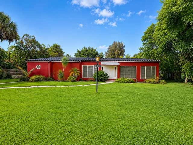 2-bedroom home at 300 Bayberry Drive, Plantation