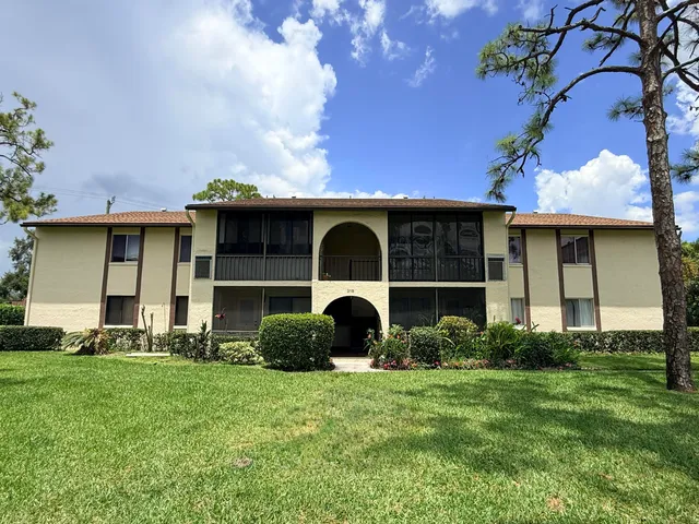 2-bedroom home at 318 Knotty Pine Circle #D-2, Greenacres