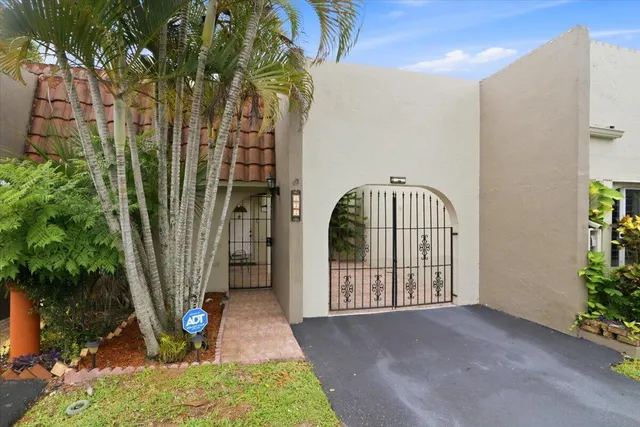 2-bedroom home at 275 Jacaranda Drive, Plantation