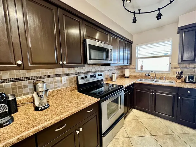 1-bedroom home at 160 NE 8th Avenue #1b, Hallandale Beach
