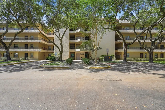 2-bedroom home at 10501 W Broward Boulevard #405, Plantation