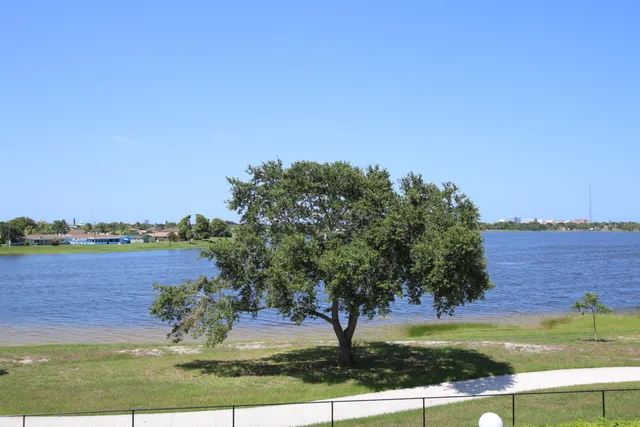 1-bedroom home at 470 Executive Center Drive #3b, West Palm Beach