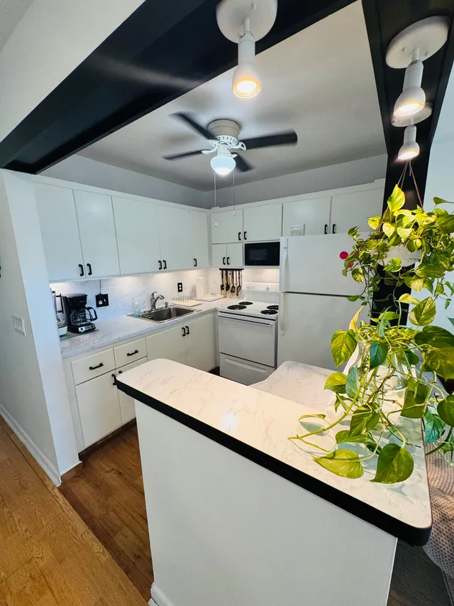 1-bedroom rental at 16 Windsor A, West Palm Beach