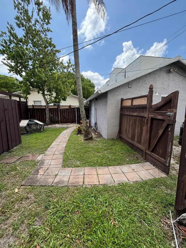 1-bedroom rental at 1715 Buchanan Street #Rear, Hollywood