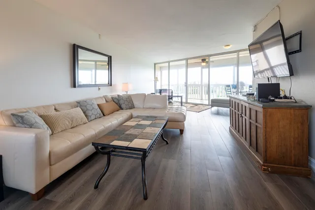 2-bedroom rental at 6911 Environ Boulevard #8g, Lauderhill