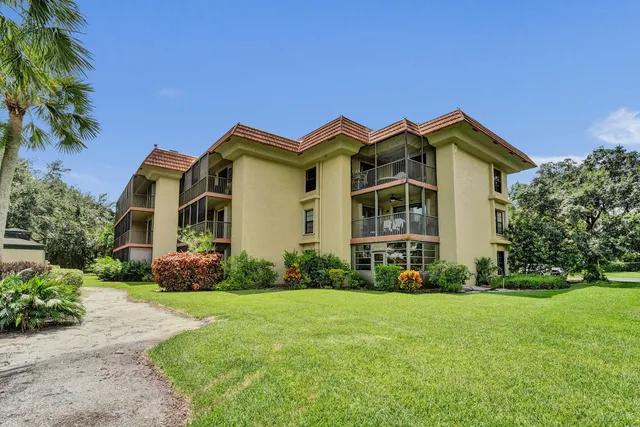 1-bedroom rental at 200 Jacaranda Country Club Drive #1b, Plantation