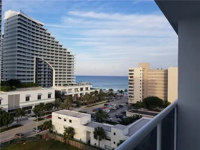 1-bedroom rental at 336 N Birch Road #8d, Fort Lauderdale
