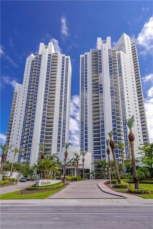 2-bedroom rental at 19111 Collins Avenue #2807, Sunny Isles Beach