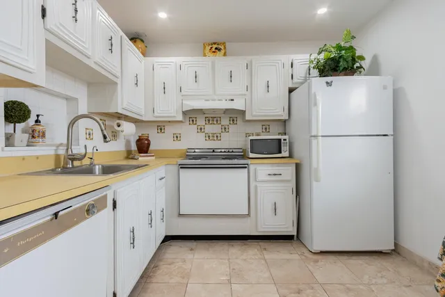2-bedroom rental at 2811 Somerset Drive #412, Lauderdale Lakes