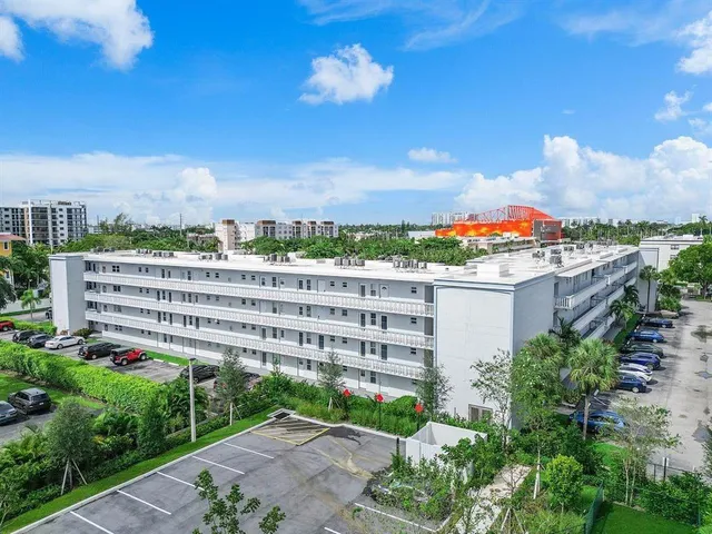 2-bedroom rental at 608 NE 2nd Street #432, Dania Beach