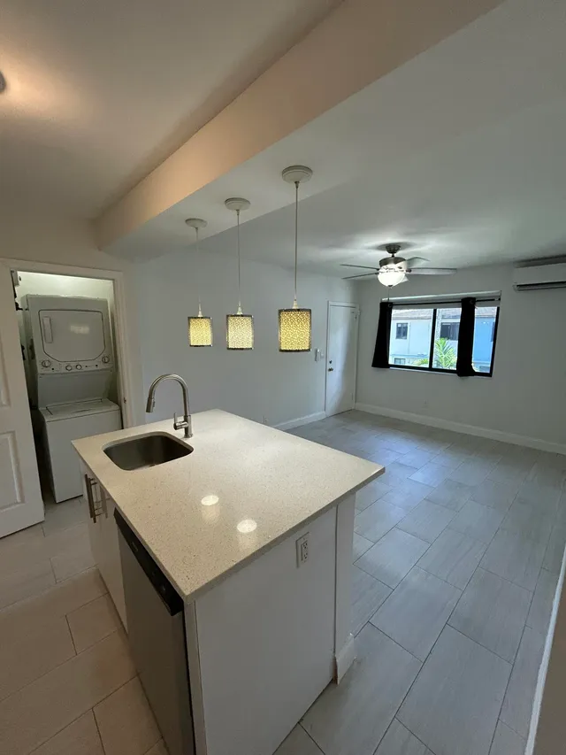 2-bedroom rental at 918 NE 15th Avenue #4, Fort Lauderdale