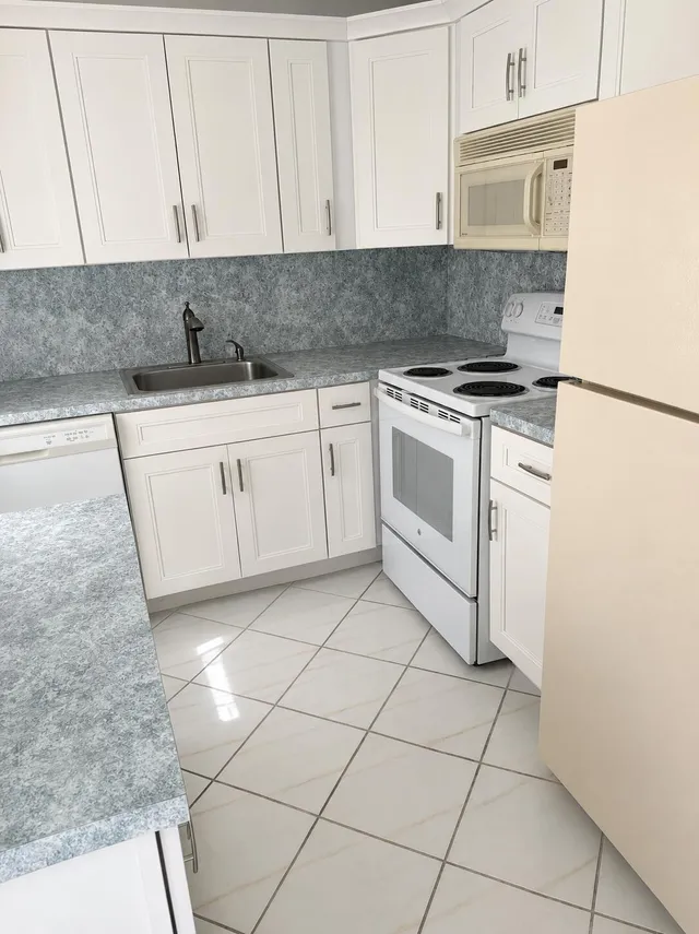2-bedroom rental at 305 Fanshaw H, Boca Raton