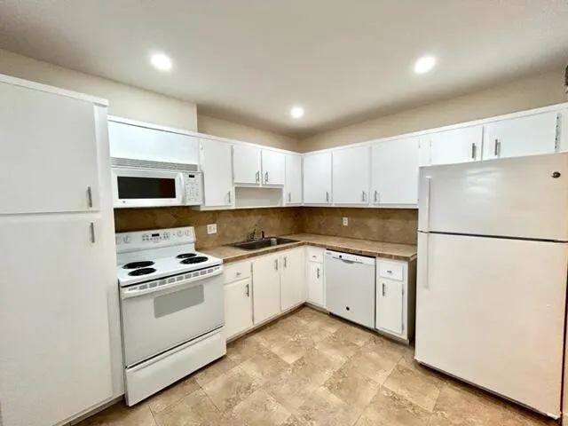 2-bedroom home at 6061 N Falls Cir Drive #402, Lauderhill