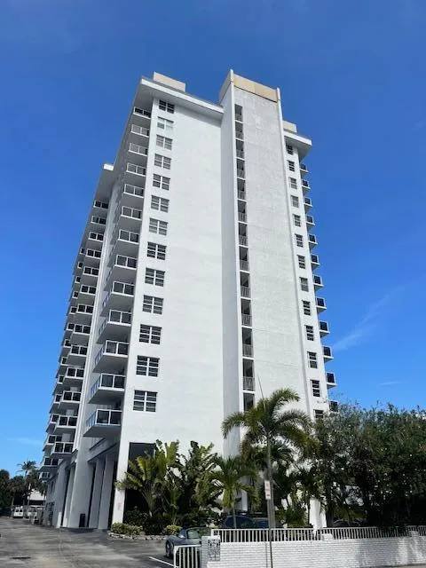 1-bedroom home at 336 N Birch Road #6d, Fort Lauderdale