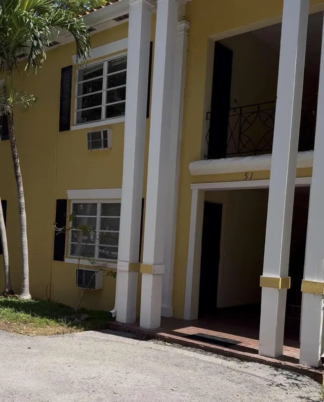 1-bedroom rental at 51 Edgewater Drive #4, Coral Gables