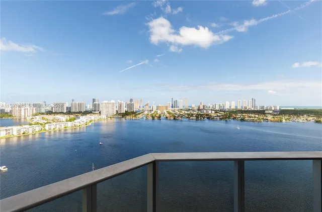 3-bedroom home at 17301 Biscayne Boulevard #LPH10, North Miami Beach