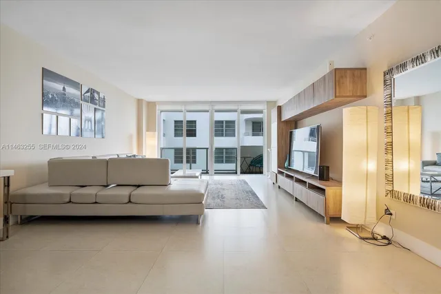 3-bedroom home at 5601 Collins Avenue #1514, Miami Beach