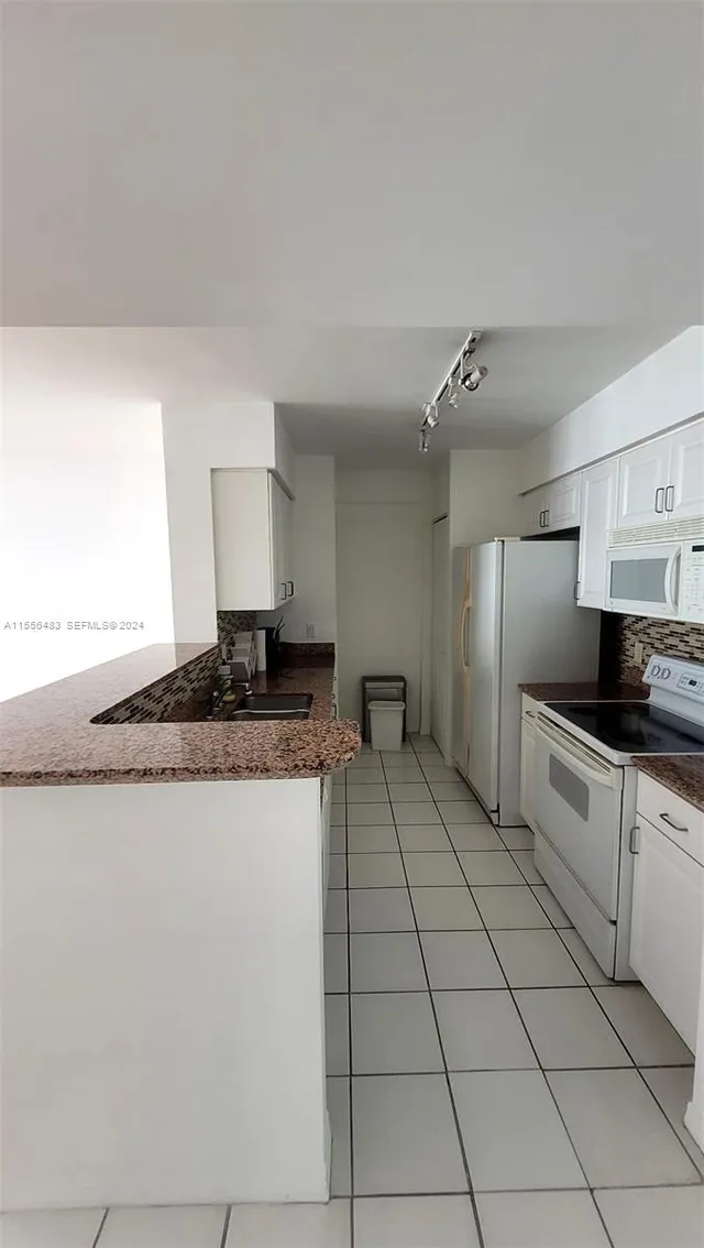 1-bedroom home at 1155 Brickell Bay Drive #2805, Miami