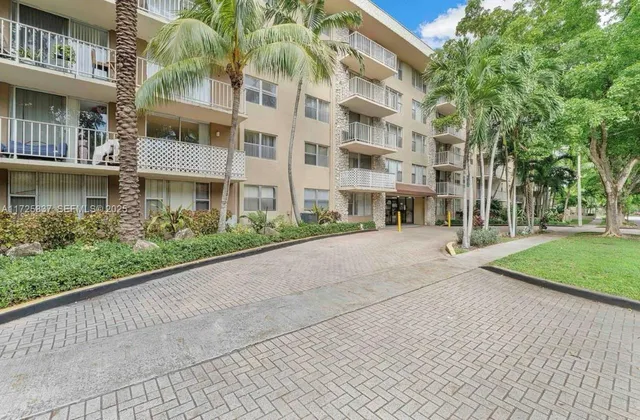 1-bedroom home at 1805 Sans Souci Boulevard #429, North Miami