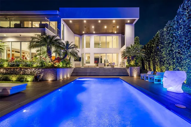 6-bedroom home at 420 Island Drive, Key Biscayne