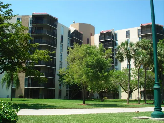 1-bedroom home at 3101 N Country Club Drive #306, Aventura
