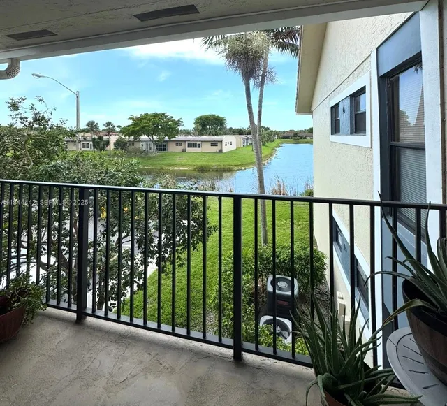 2-bedroom home at 1484 Lake Crystal Drive E #E, West Palm Beach